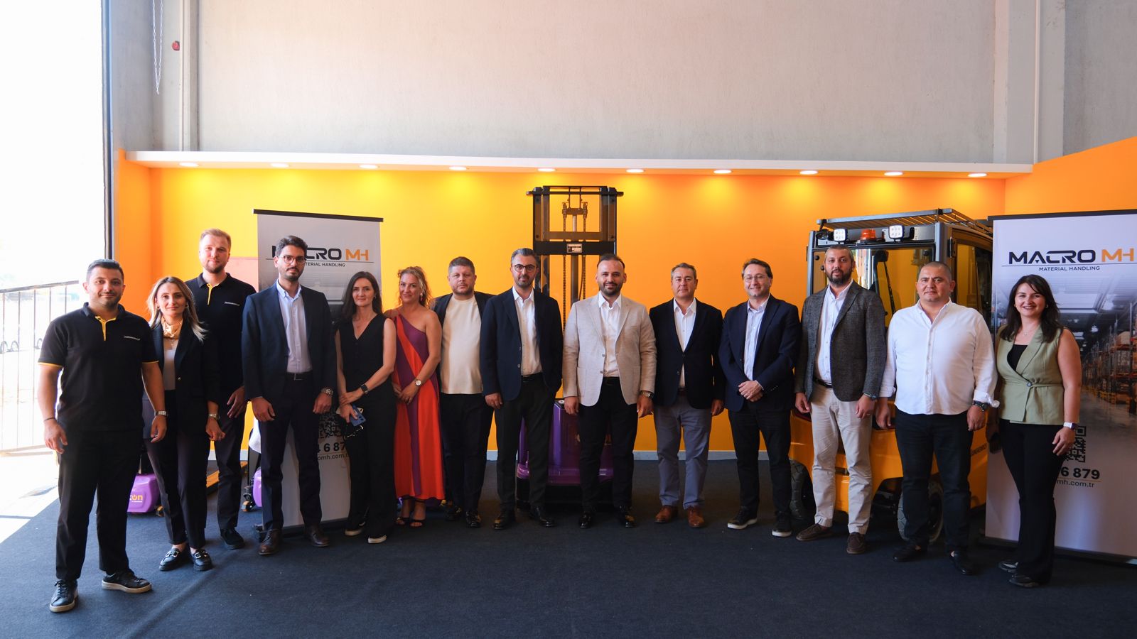 Macro MH & Jungheinrich iş birliğiyle, 8 Eylül’de İzmir Bölge Müdürlüğümüzde gerçekleştirdiğimiz Roadshow 2026’da sektör profesyonelleriyle bir araya geldik.